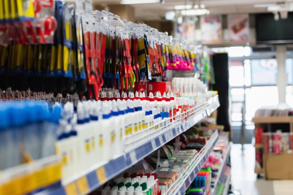 Regál se sortimentem kancelářských a školních potřeb v prodejně RP Trade